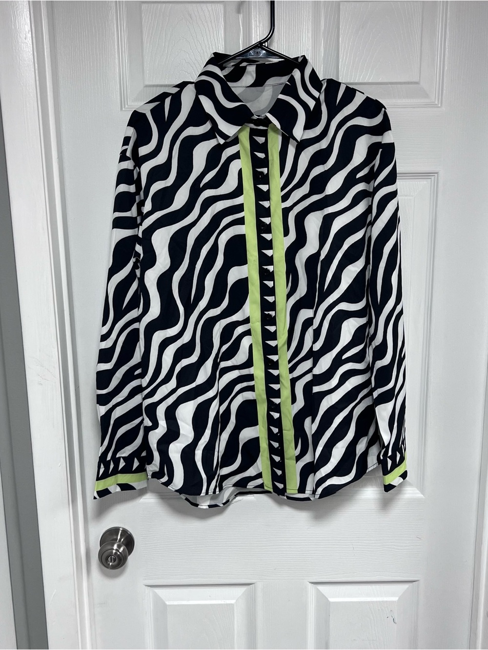 Women’s Dressy Black & White Wave-Print Button-Down Shirt & Lime Trim Size L